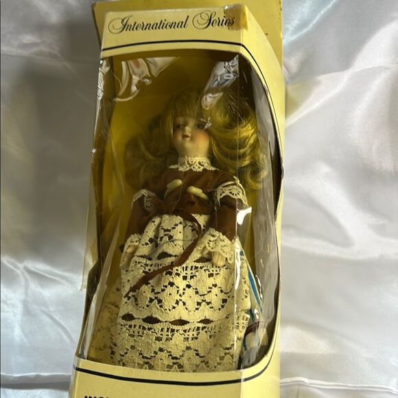 Vintage The Porcelain Collection  International Series  All 4 Dolls included - Picture 14 of 16